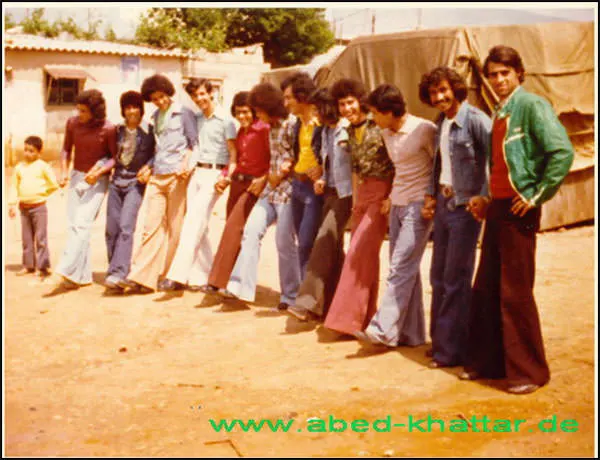 شباب النادي في ساحة الاعاشه- 1976