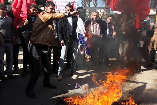 اعتصام المتظاهرين وحرقهم لعلم فرنسا في غزة
