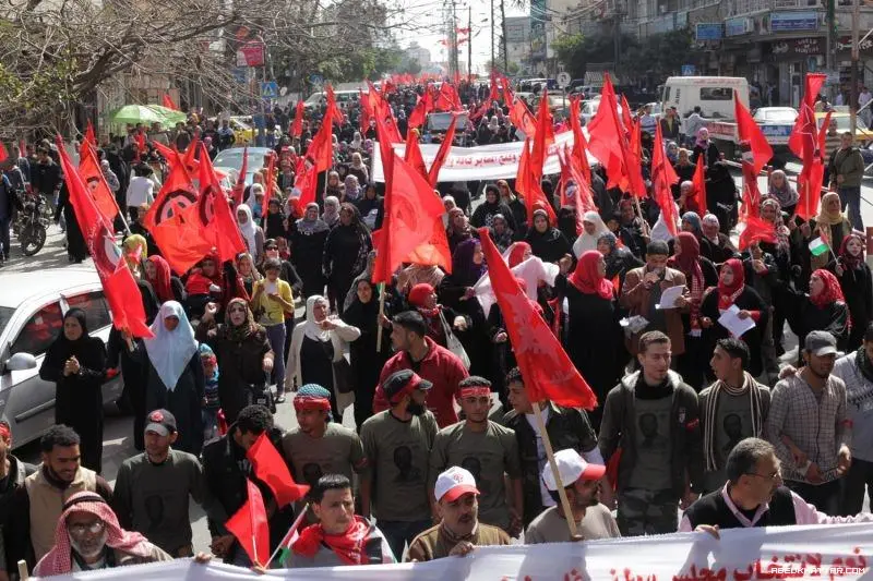 أكثر من عشرة ألاف يحيون ذكرى انطلاقة الجبهة الديمقراطية الـ44 في مسيرة جماهيرية بغزة