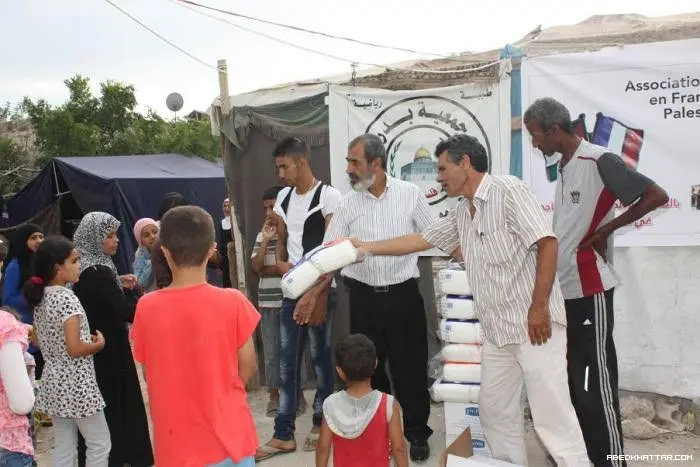 الجمعية الفلسطينية الفرنسية وجمعية محسن للتعليم توزعان مساعدات على النازحين من مخيمات سوريا