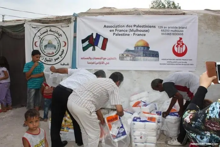 الجمعية الفلسطينية الفرنسية وجمعية محسن للتعليم توزعان مساعدات على النازحين من مخيمات سوريا