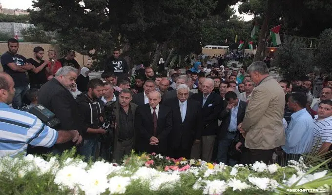 وفود فلسطينية ولبنانية تزور مقابر الشهداء ببيروت صبيحة العيد