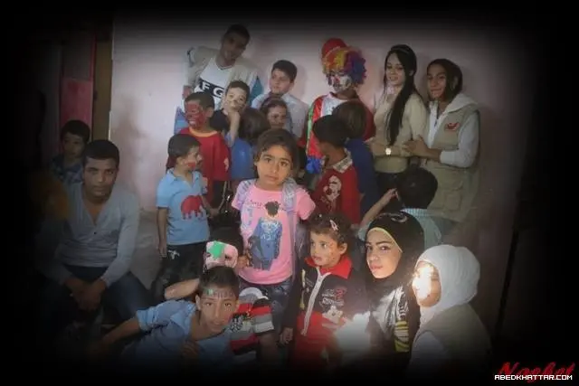 ناشط تستمر في تقديم الأنشطة للأطفال النازحين من سوريا