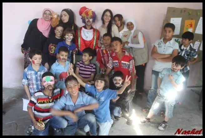 ناشط تستمر في تقديم الأنشطة للأطفال النازحين من سوريا
