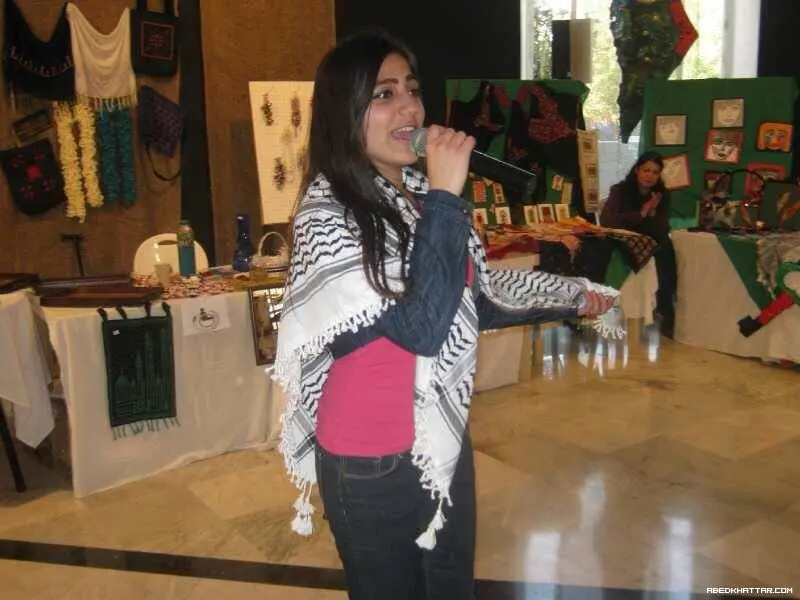 الفنانة ميرنا عيسى تزور المعرض الفني بعنوان التراث الوطني الفلسطيني في لبنان‏‎