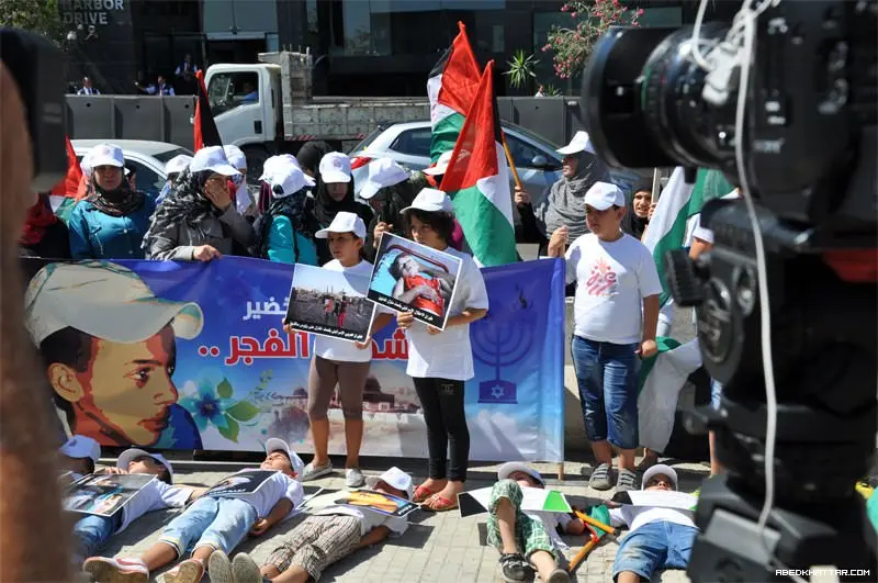 أطفال فلسطينيون في لبنان يحتجون على موقف الاتحاد الأوروبي من العدوان الإسرائيلي على قطاع غزة
