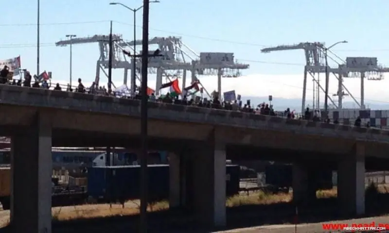 كاليفورنيا || منع سفينة إسرائيلية من تفريغ حمولتها وطردها من ميناء أوكلاند إحتجاجاً على العدوان الإسرائيلي على قطاع غزة