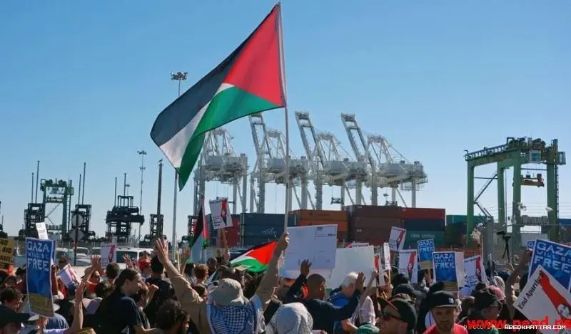 كاليفورنيا || منع سفينة إسرائيلية من تفريغ حمولتها وطردها من ميناء أوكلاند إحتجاجاً على العدوان الإسرائيلي على قطاع غزة