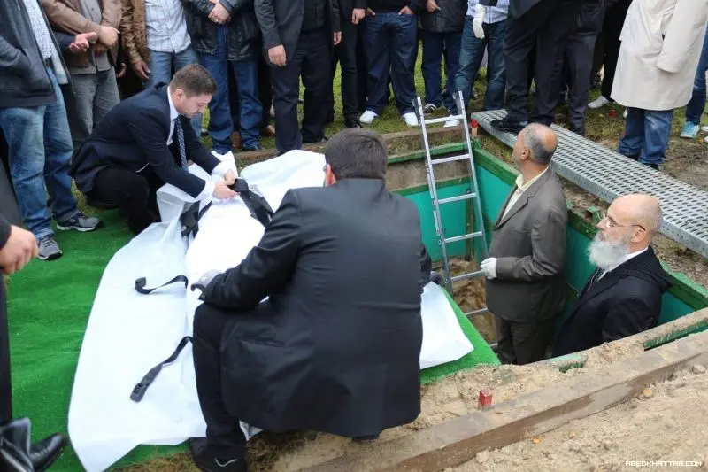 دفن على الطريقة الشرعية بدون تابوت في برلين في مقبرة الشبنداو