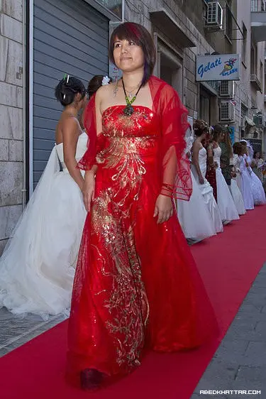 حركة نساء مناضلات ايطاليا تشارك في عرض لزي العروس الفلسطينية‎