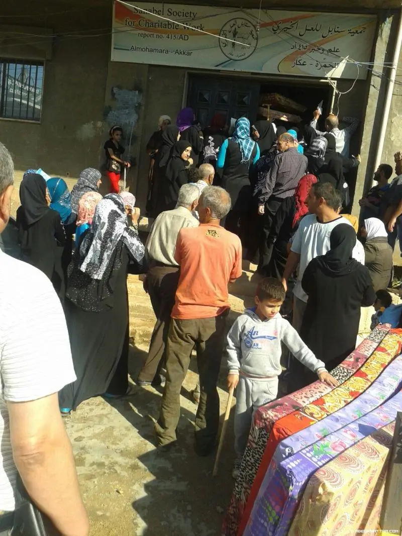 توزيع مساعدات إغاثية في مخيم نهر البارد