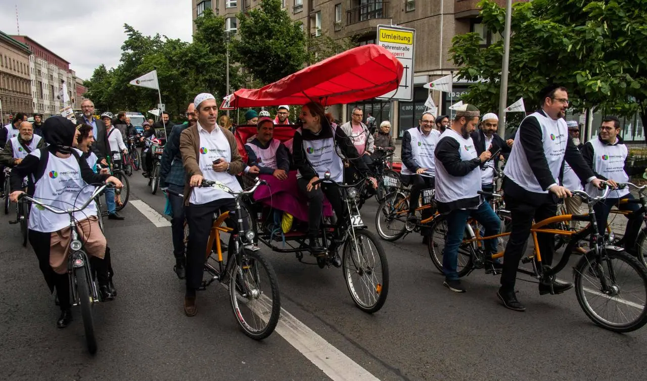 أئمة وحاخامات يتظاهرون على دراجات هوائية في برلين