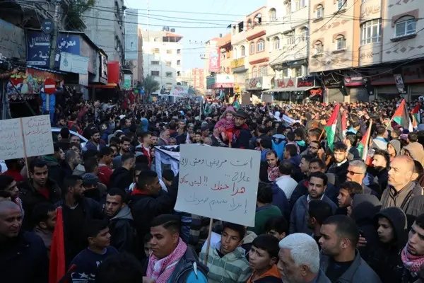 الآلاف في جباليا يحتشدون ضد الحصار والانقسام والأوضاع المعيشية المتدهورة في القطاع