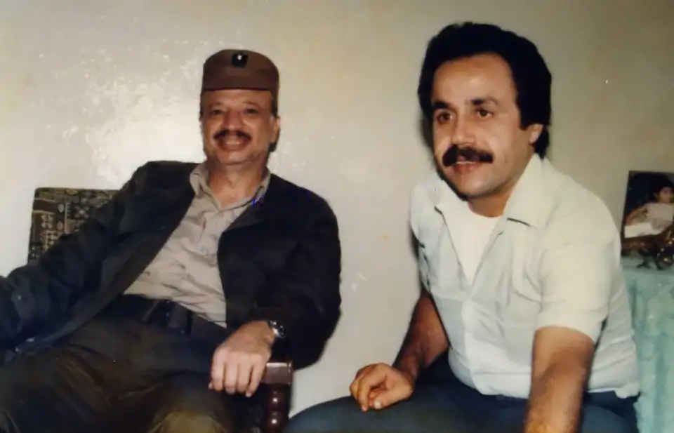 الشهيد القائد ابو عمار والشهيد المناضل الكبير ابو منصور قرطام في منزله 1983 طرابلس