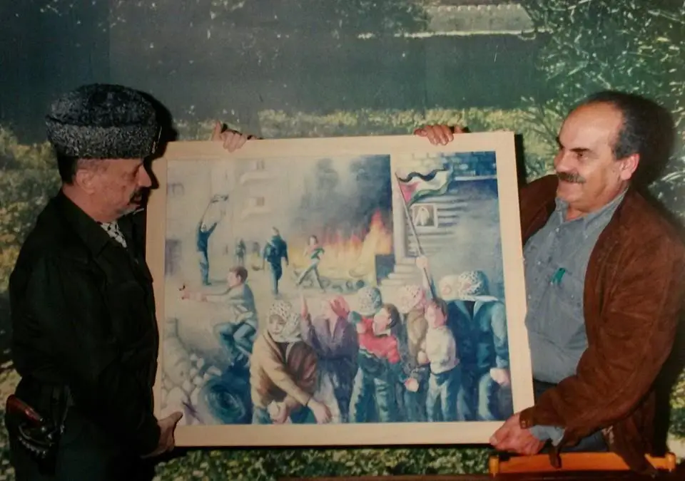 زيد وهبه يقدم للرئيس الراحل ياسر عرفات لوحة من رسمه تمثل الانتفاضة