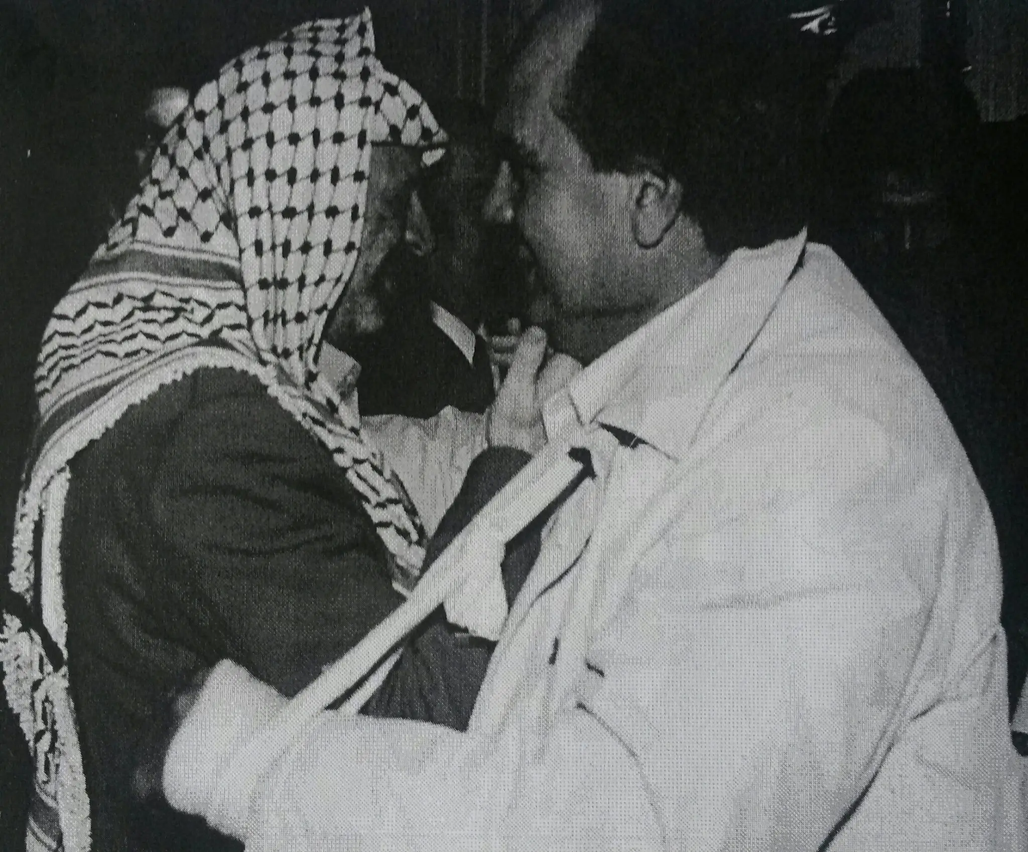 لقاء بين زيد وهبه والقائد الرمز ياسر عرفات بعد محاولة الاغتيال في منطقة صيدا - 1994