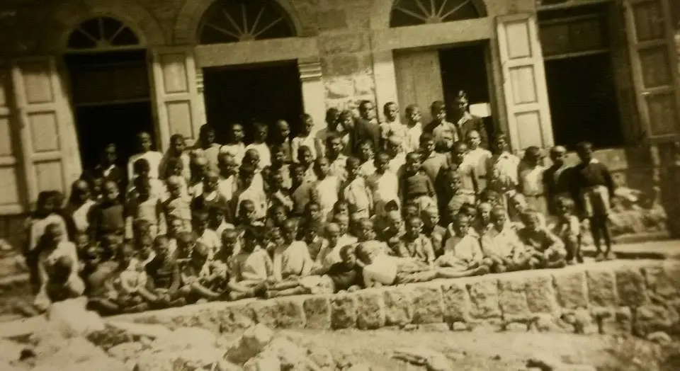 اخذت هذه الصورة امام المدرسة التي كان يدرس فيها زيد وهبه في فلسطين قبل النكبة. الخامس من اليمين في الصف اﻷخير