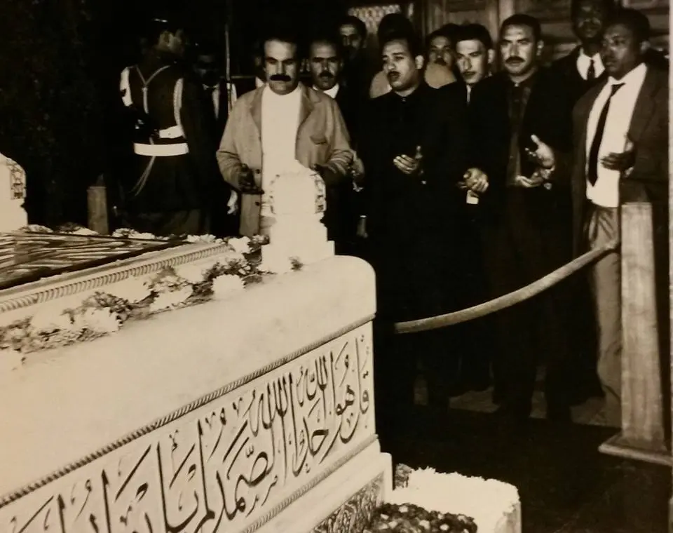 أمام قبر الرئيس الراحل جمال عبد الناصر - أواسط السبعينات
