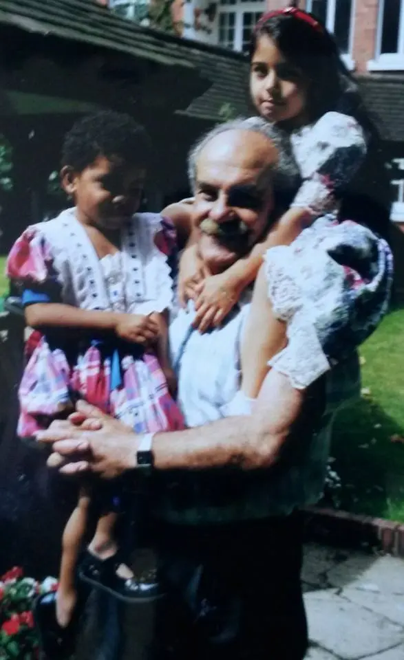 مع حفيديتيه يمن وفيكتوريا - 1996