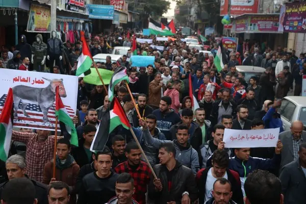 الآلاف في المحافظة الوسطى يلبون دعوة الجبهة رفضاً للحصار والانقسام وللأوضاع المعيشية المتدهورة