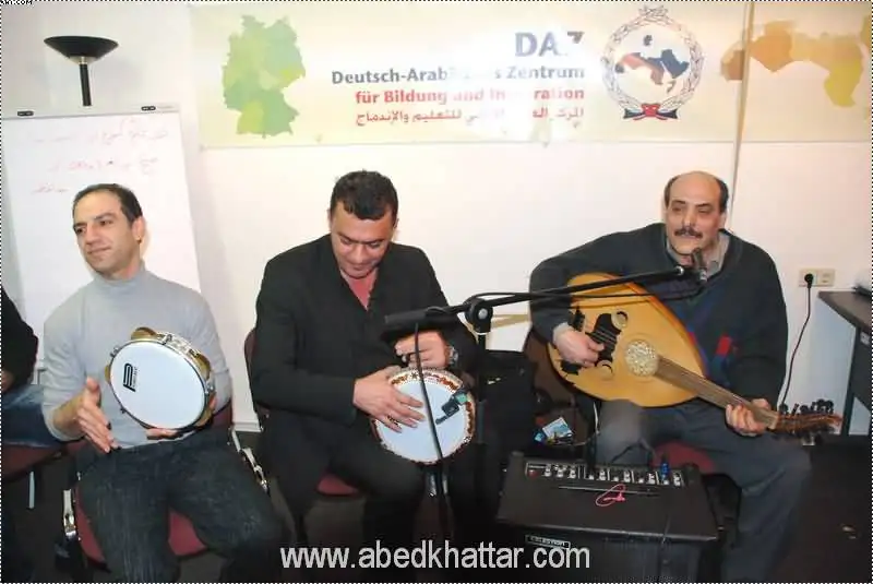 الفرقة الموسيقية بقيادة المطرب العربي ابو فرج