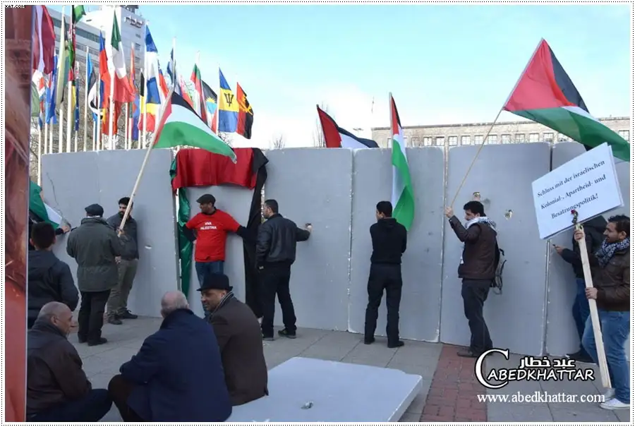 مجسم جدار الفصل العنصري امام بوابة معرض برلين الدولي للسياحة
