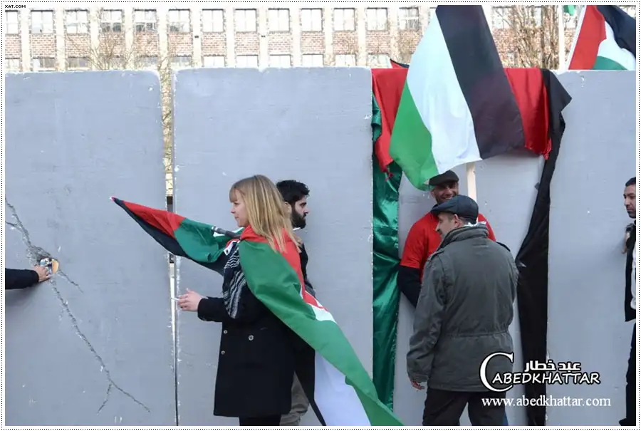مجسم جدار الفصل العنصري امام بوابة معرض برلين الدولي للسياحة