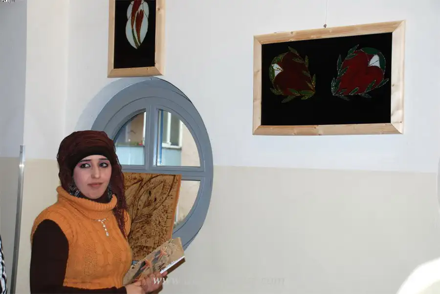 معرضاً للرسم على الزجاج للفنانة الفلسطينية باسلة حسن صبيحي في برلين