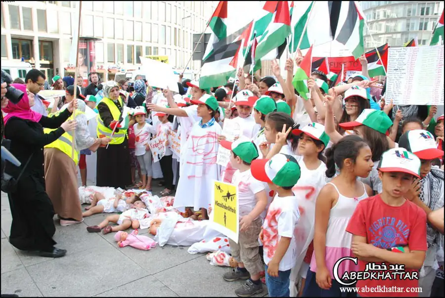 مسرة حاشدة نسائية مع أطفال فلسطين تضامنا مع أهل غزة في برلين