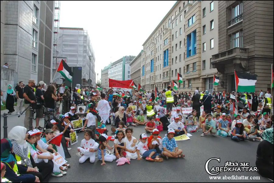 مسرة حاشدة نسائية مع أطفال فلسطين تضامنا مع أهل غزة في برلين