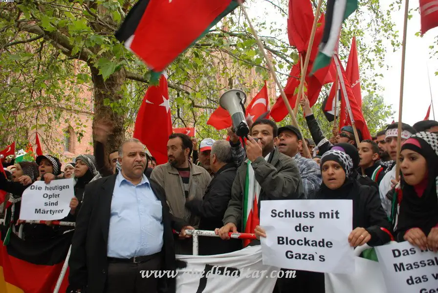 تظاهر المئات أمام مقر وزارة الخارجية الالمانية في برلين تنديداً بالجريمة على اسطول الحرية