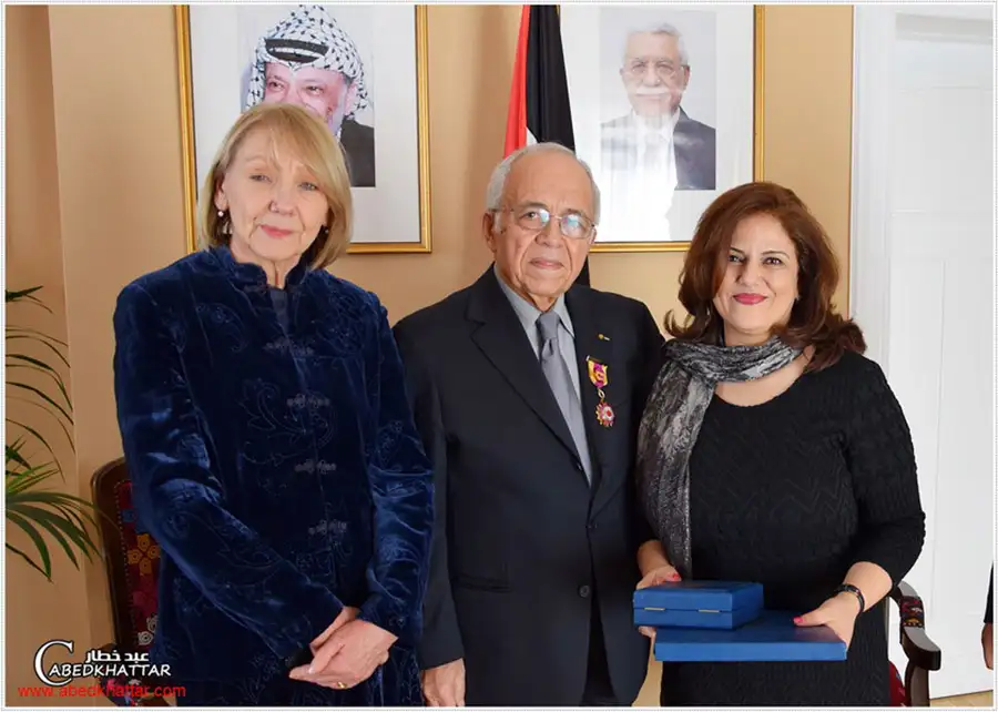 الرئيس الفلسطيني يمنح الفنان التشكيلي ابراهيم هزيمة وسام الثقافة والعلوم والفنون في برلين