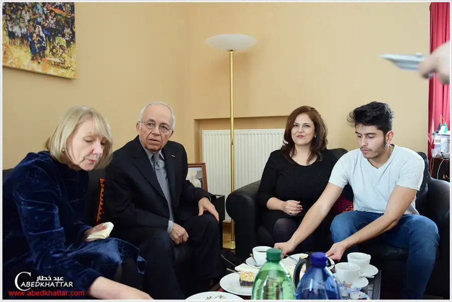 الرئيس الفلسطيني يمنح الفنان التشكيلي ابراهيم هزيمة وسام الثقافة والعلوم والفنون في برلين