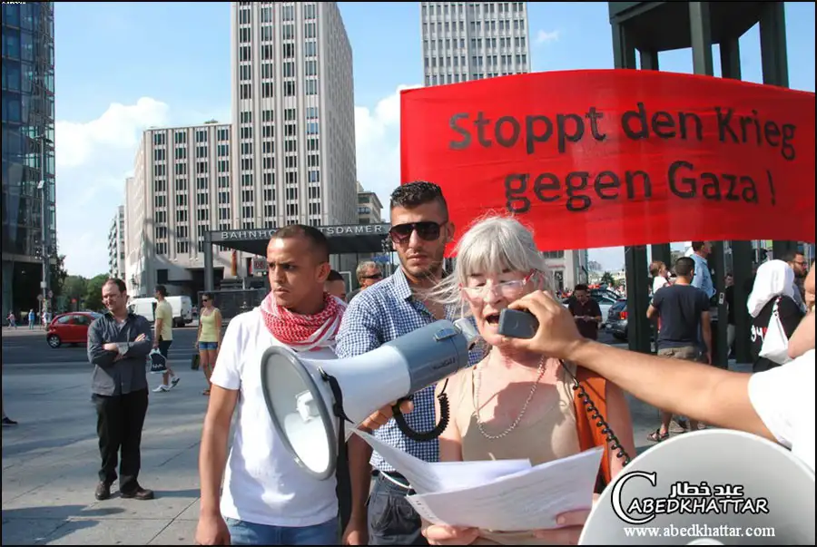 اتحاد طلاب فلسطين يدعمون غزة بمشهد تمثيلي في برلين