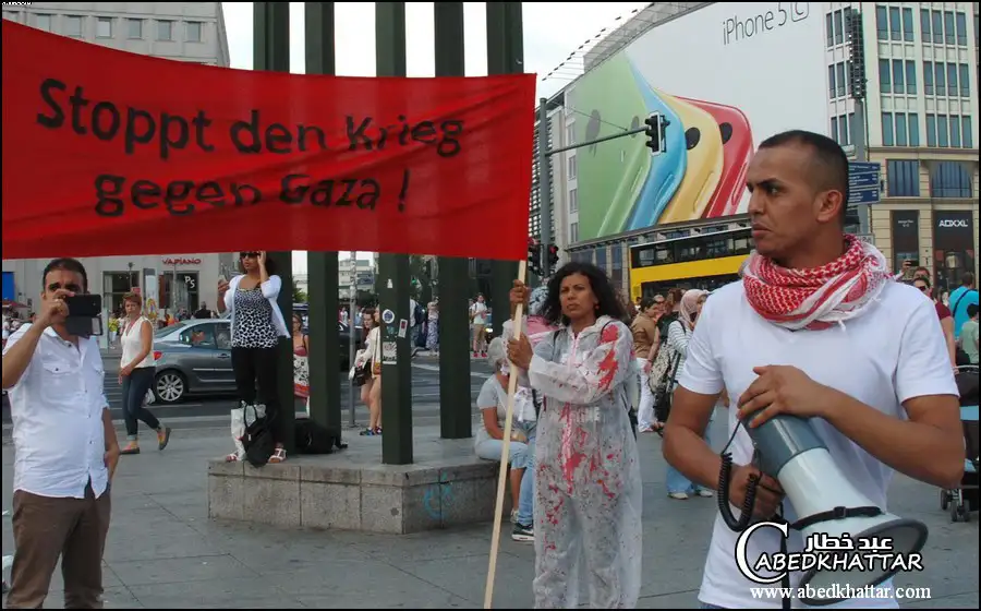 اتحاد طلاب فلسطين يدعمون غزة بمشهد تمثيلي في برلين