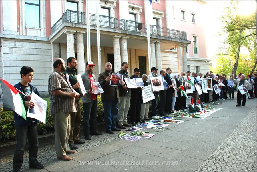 وقفة إستنكار و تضامن أمام السفارة الإيطالية في برلين