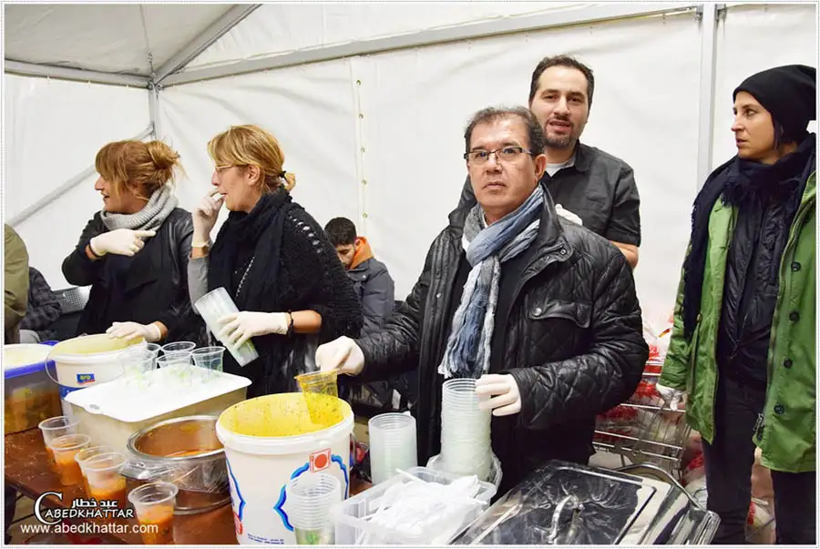 الجالية العربية الالمانية المستقلة وهلفس بند تقدم وجبات الى اللاجئين