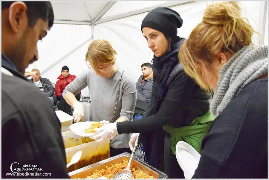الجالية العربية الالمانية المستقلة وهلفس بند تقدم وجبات الى اللاجئين