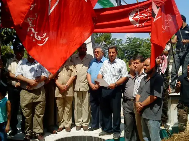 الفصائل الفلسطينية في مخيم عين الحلوة تنظم مسيرة حاشدة الى مقابر الشهداء