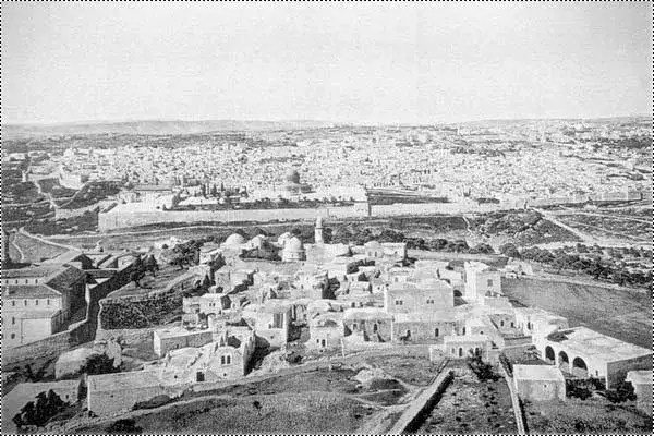 صورة لحشدٌ من أهالي القدس في باحات المسجد الأقصى عام 1920