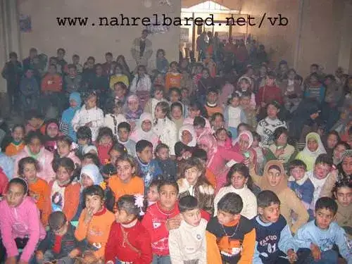 صالة الامراء حيث يجتمع الاطفال في مهرجان فرح العيد الان تعج بهم المدارس - نازحون