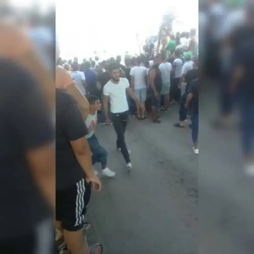 أهالي البداوي يغلقون مدخل المخيم الشمالي احتجاجاً على إجراءات الجيش