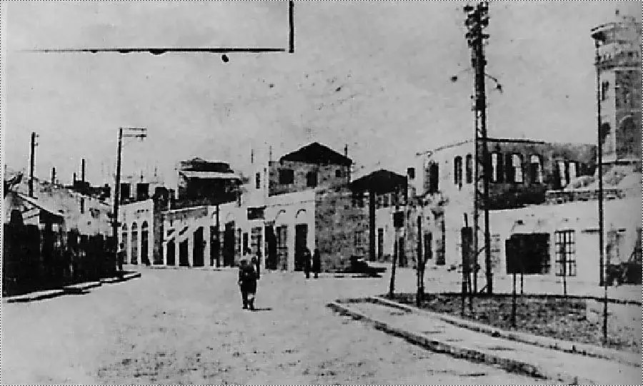 ساحة السوق المركزي القديم والشارع الرئيسي في المجدل كما ظهرت سنة 1948 بعد سقوطها بأيام