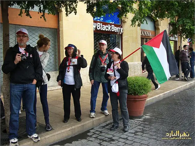 علم فلسطين بأيدي الأجانب