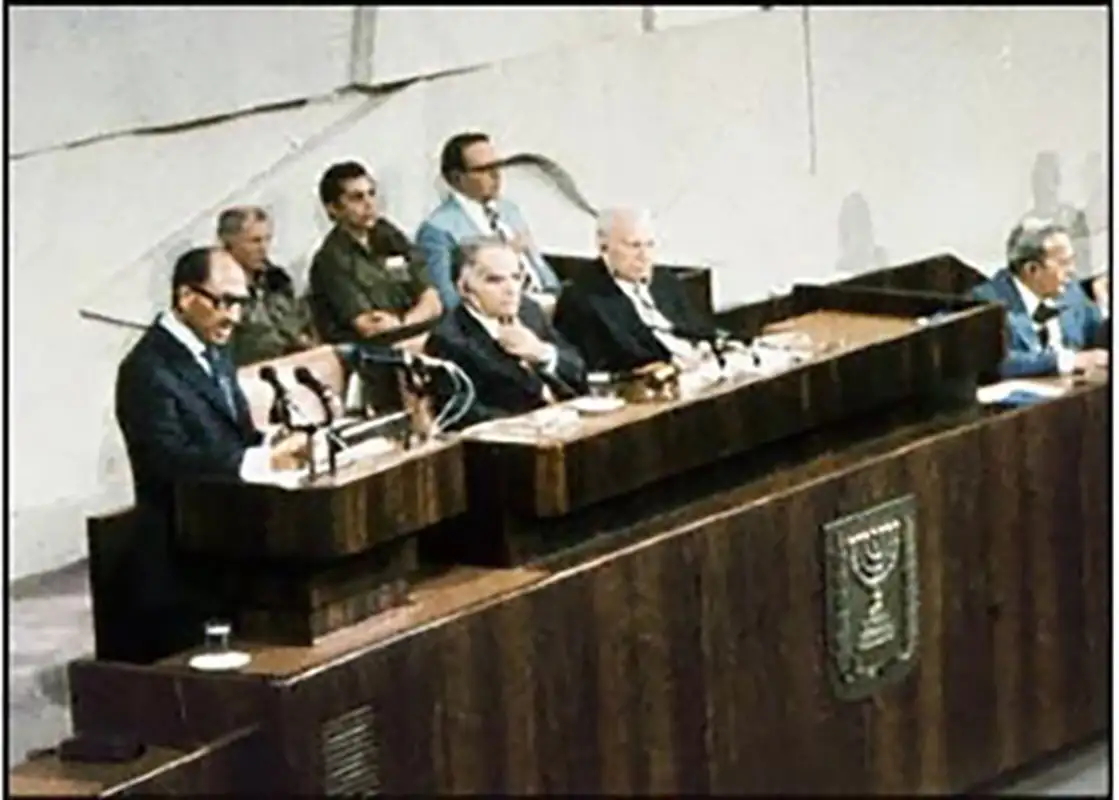 السادات يلقي خطابه في الكنيست (البرلمان) الإسرائيلي 