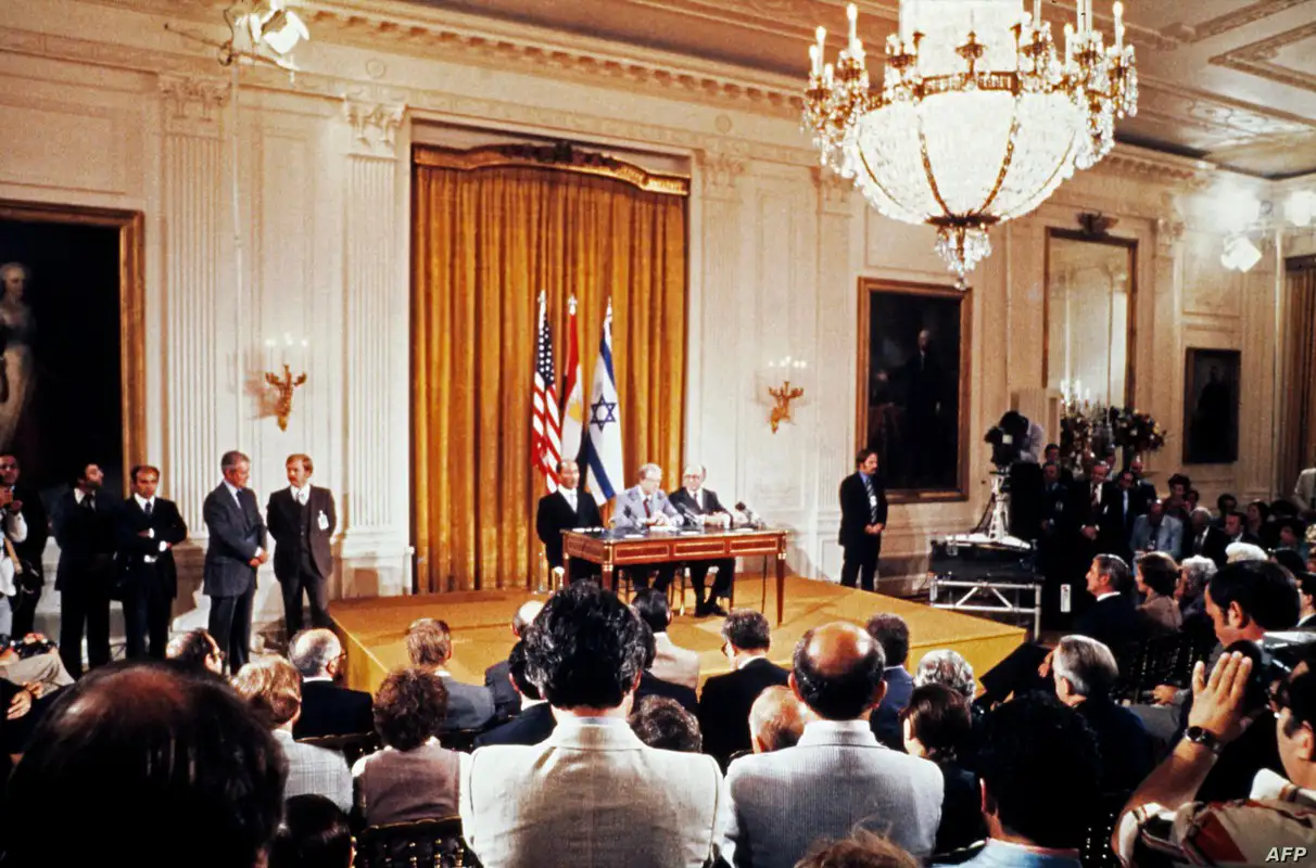 في 17 سبتمبر 1978، الإعلان عن التوصل إلى اتفاق سلام بين مصر وإسرائيل خلال مؤتمر صحفي في الغرفة الشرقية بالبيت الأبيض