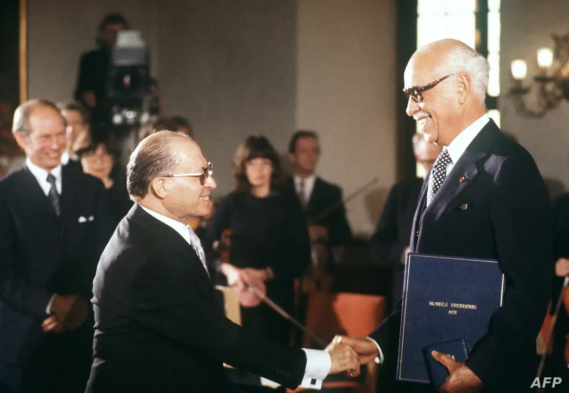 بيغن يصافح السكرتير الشخصي للرئيس أنور السادات ومبعوثه في أوسلو سيد مرعي خلال حفل جائزة نوبل للسلام في 10 ديسمبر 1978