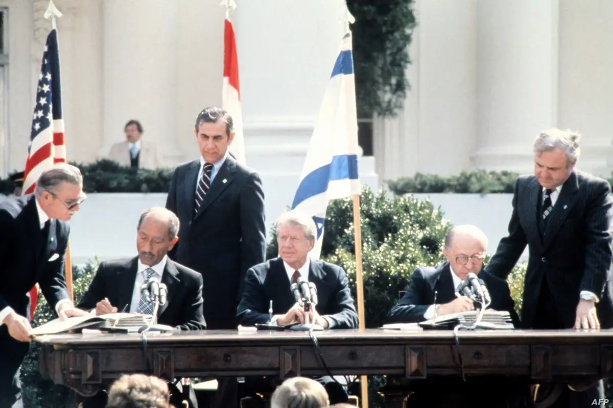 أثناء توقيع السادات وبيغن معاهدة السلام رسميا في 26 مارس 1979 