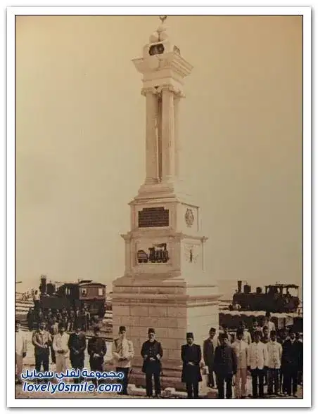 صورة تذكارية لمحطة قطارات حيفا عام 1905 ويظهر فيها السلطان