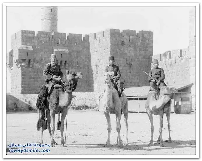ثلاث جنود اتراك مقابل برج داود في القدس